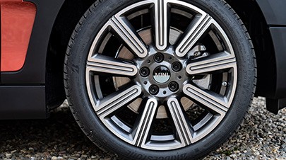 18인치 멀티레이 스포크 투톤 휠.